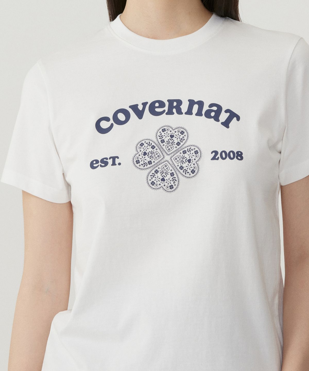 커버낫 우먼(COVERNAT WOMAN) 우먼 레귤러핏 아치 클로버하트 티셔츠 White