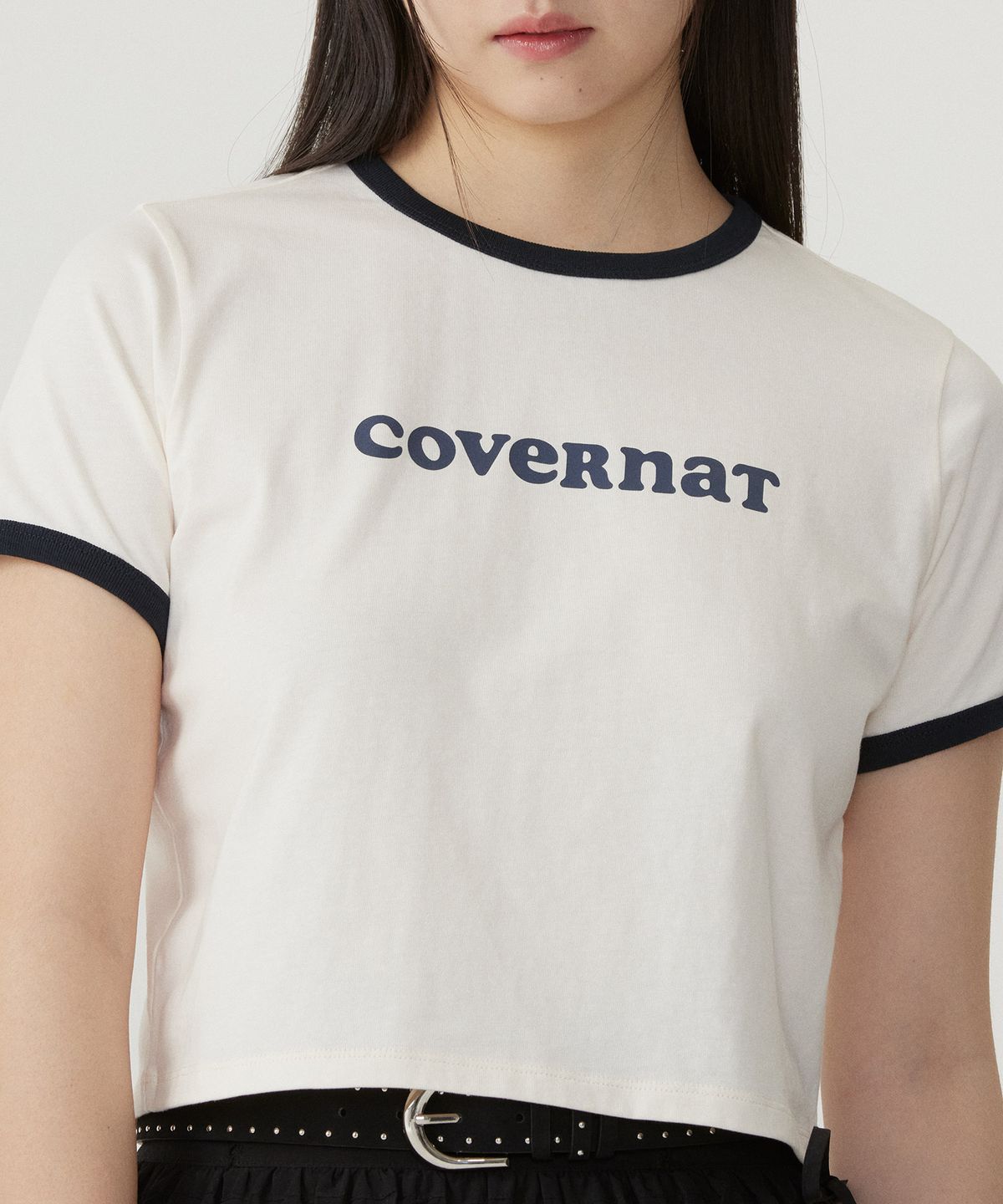 커버낫 우먼(COVERNAT WOMAN) 우먼 크롭 쿠퍼로고 링거 티셔츠 Ivory