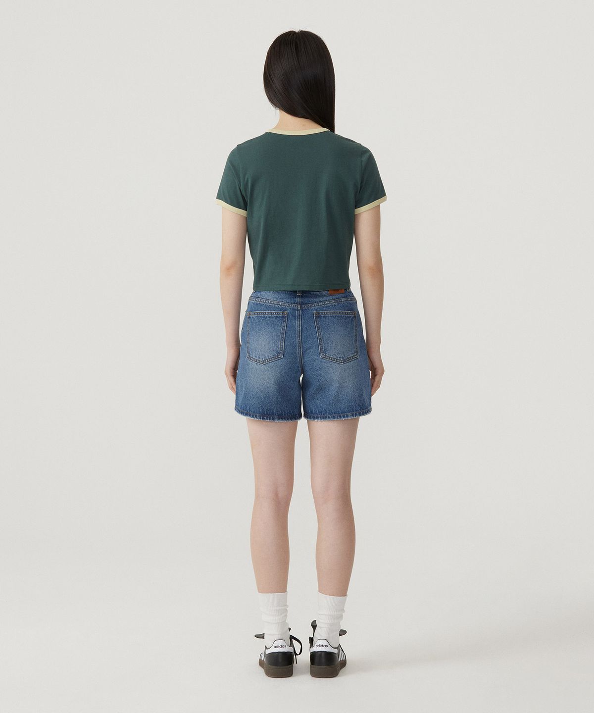 커버낫 우먼(COVERNAT WOMAN) 우먼 크롭 쿠퍼로고 링거 티셔츠 Green