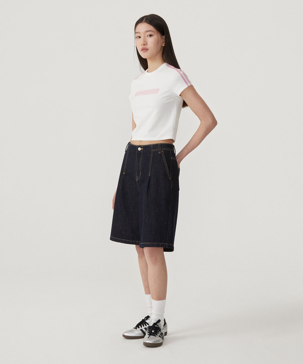 커버낫 우먼(COVERNAT WOMAN) 우먼 베이비핏 쿠퍼로고 티셔츠 White