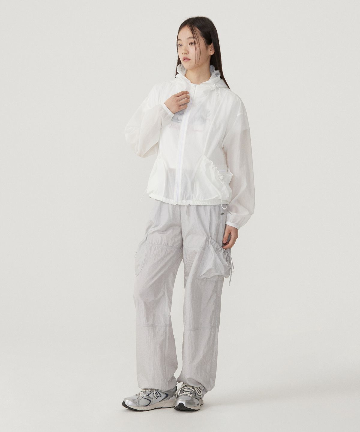 커버낫 우먼(COVERNAT WOMAN) 우먼 시어 셔링 나일론 자켓 White