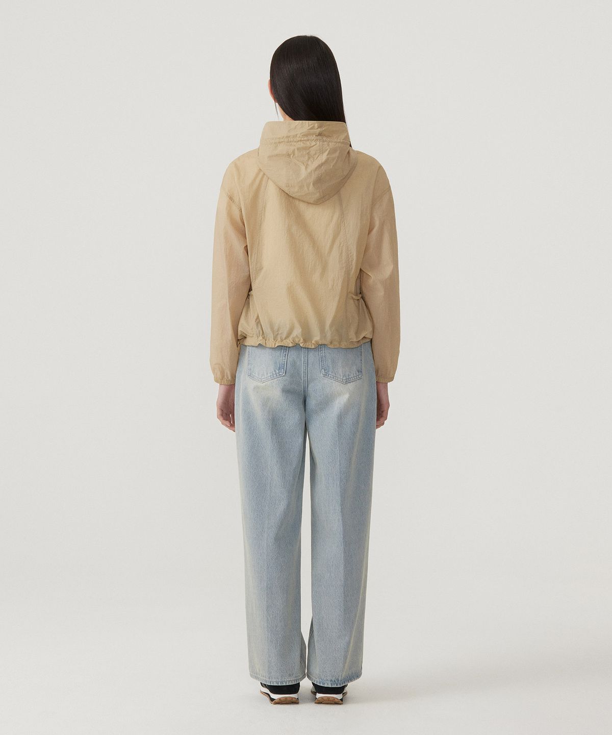 커버낫 우먼(COVERNAT WOMAN) 우먼 시어 셔링 나일론 자켓 Beige