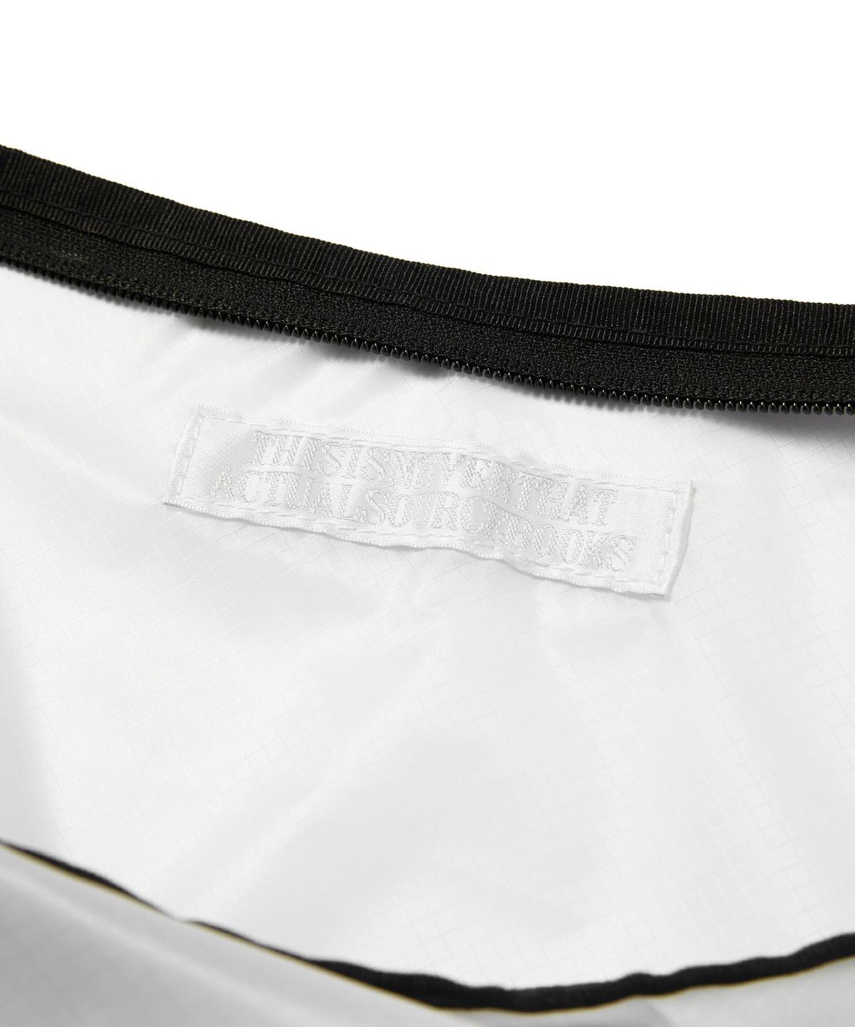 디스이즈네버댓(THISISNEVERTHAT) TNT ASb Nylon Sacoche White