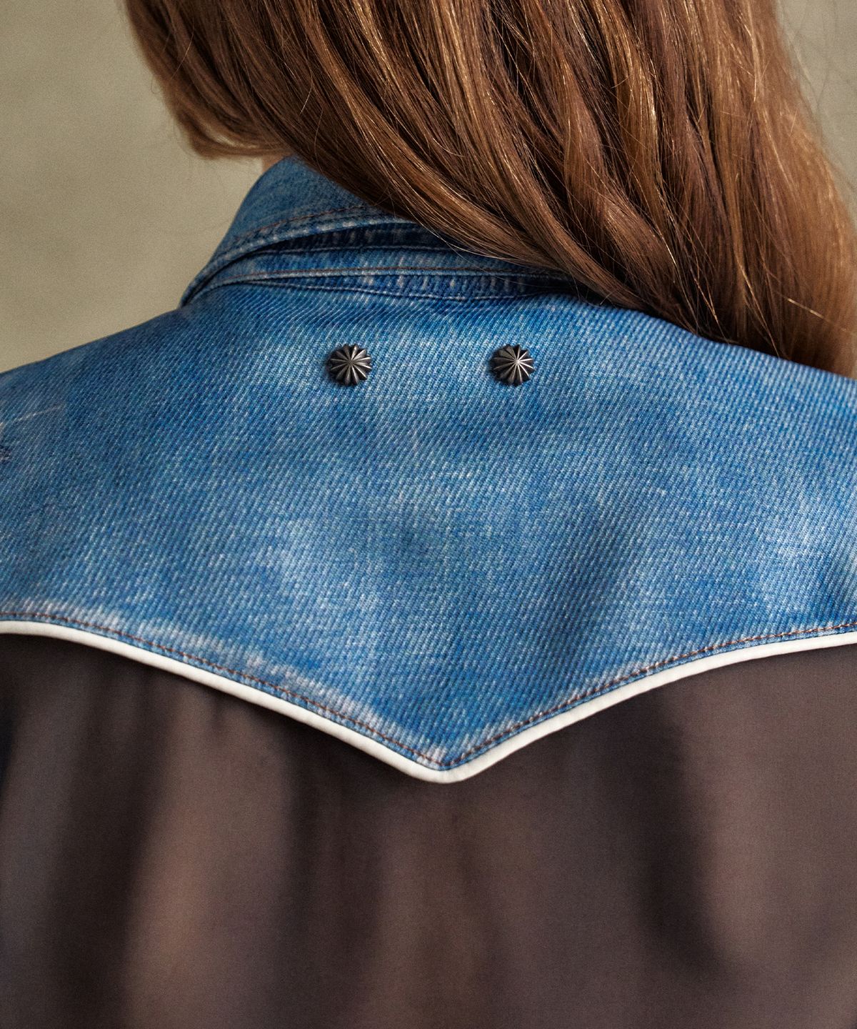 앤더슨벨(ADSB ANDERSSON BELL) 데님 프린트 슬리브리스 셔츠 atb1303w(DENIM/BLACK)