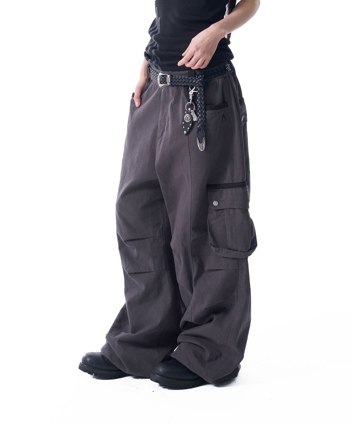 아캄(AAKAM) Knee Pin-tuck Contrast Cargo Pants (Dark Gray)