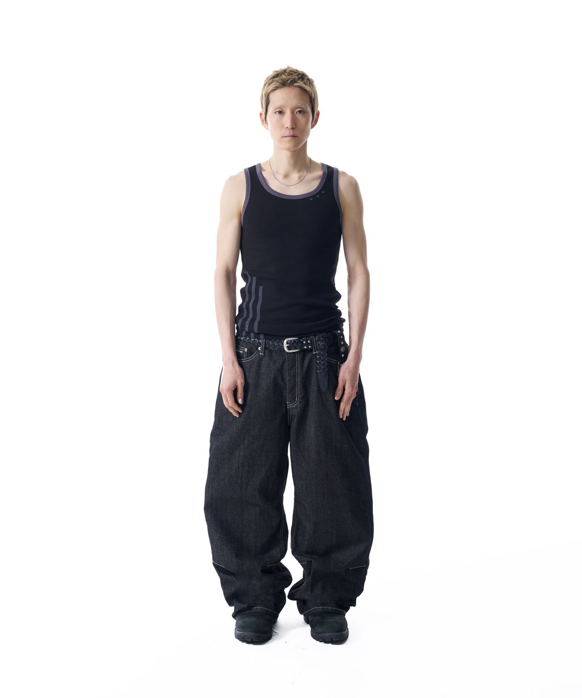 아캄(AAKAM) 3-Lined Eyelet Sleeveless (Black)