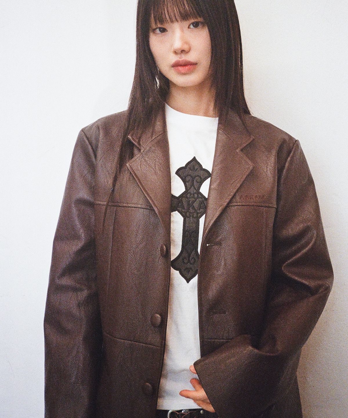 아캄(AAKAM) 3-Button Leather Blazer (Brown)