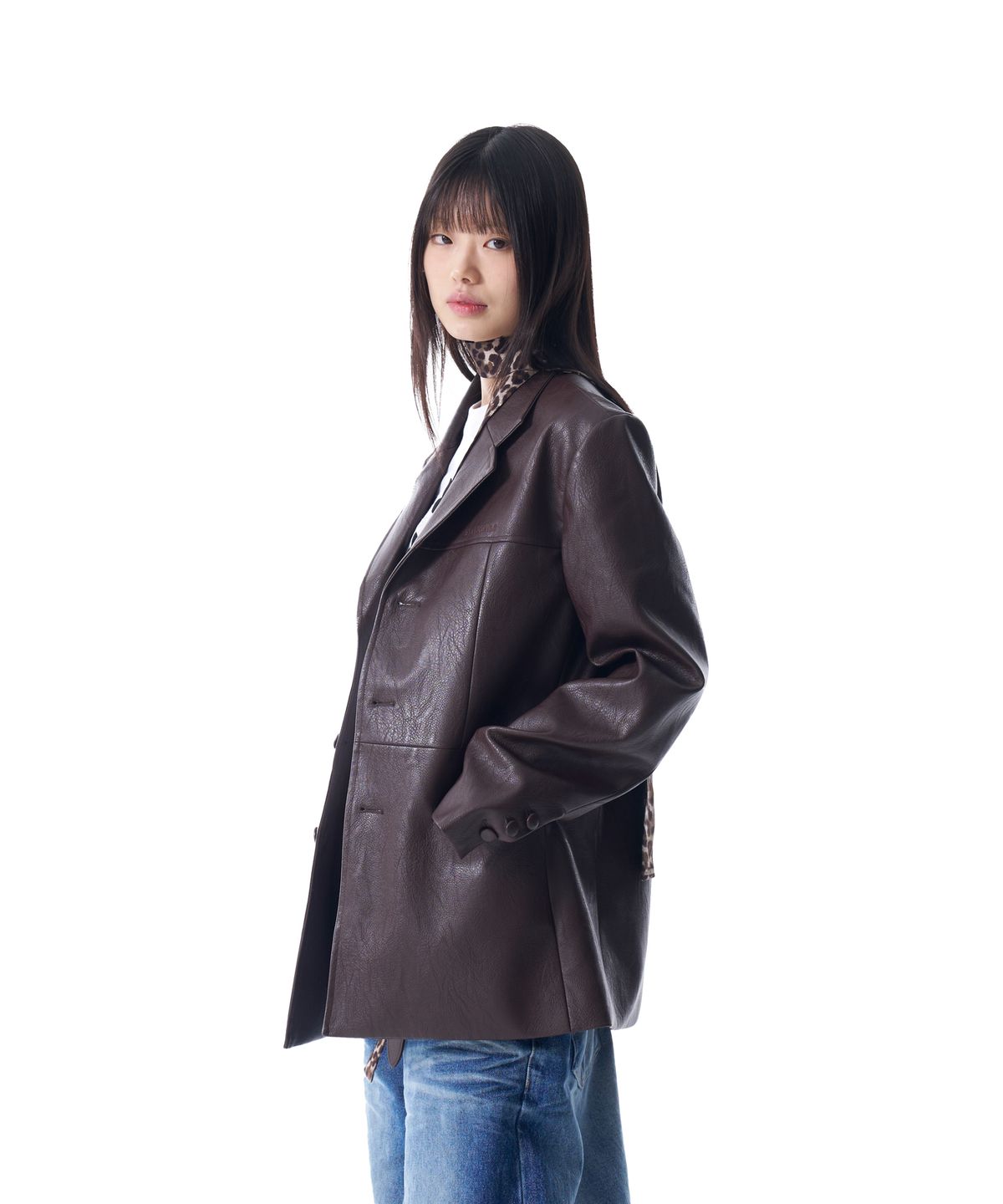 아캄(AAKAM) 3-Button Leather Blazer (Brown)
