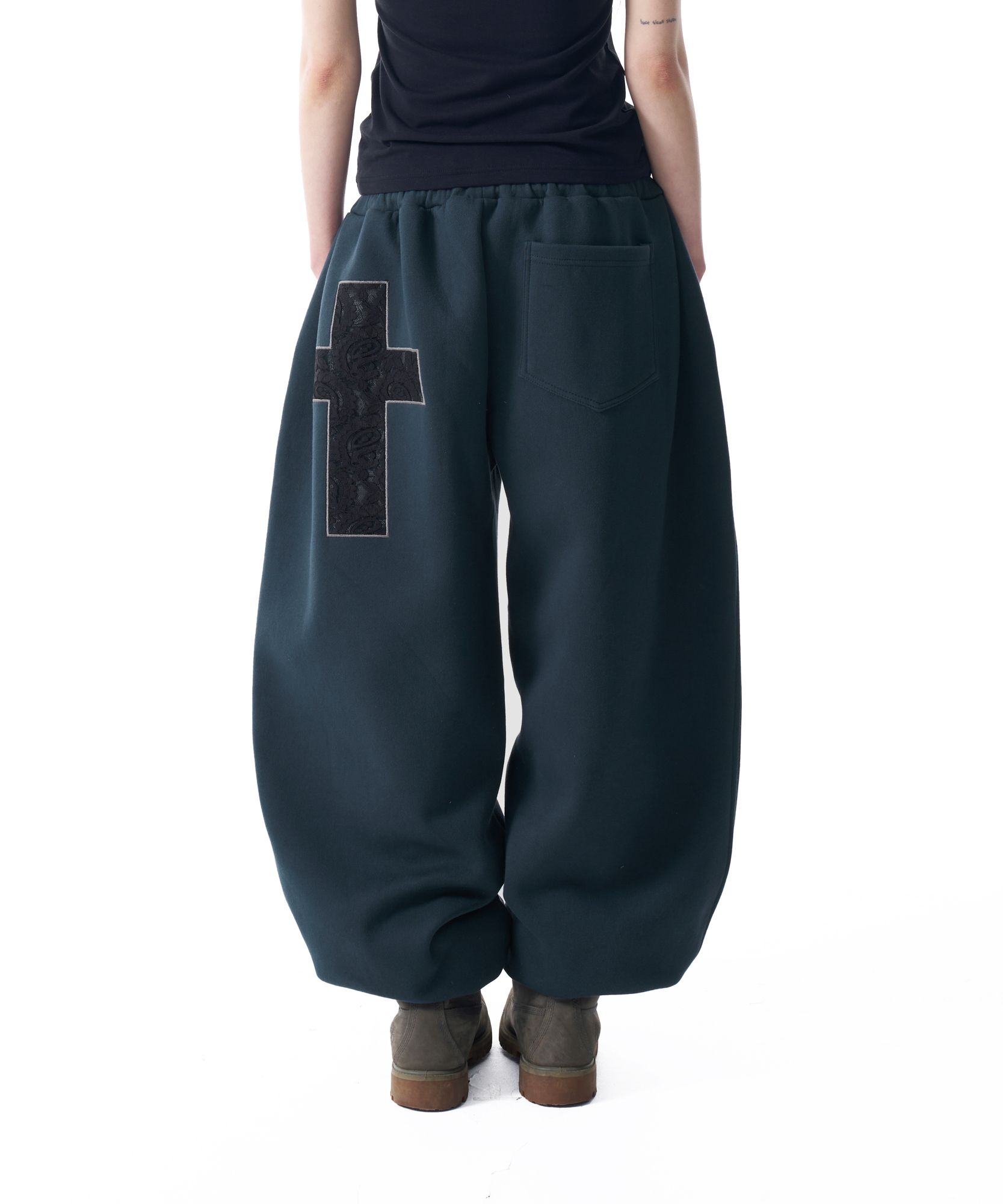 十字架 ユニセックス 韓国[AAKAM] LACED CROS2 PATCH SWEATPANTS MUSINSA | AAKAM Laced CROS2 Patch Sweatpants (Dark Green)