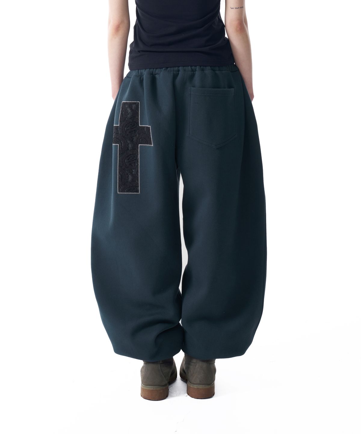 아캄(AAKAM) Laced CROS2 Patch Sweatpants (Dark Green)