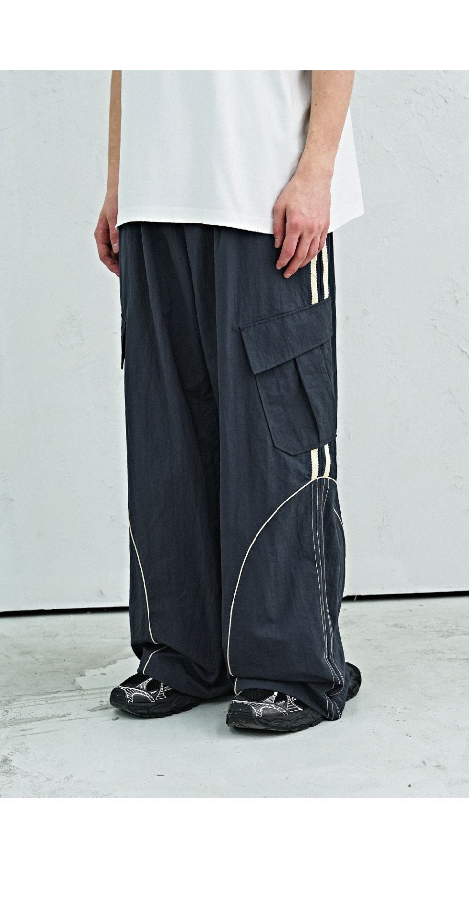 MUSINSA公式 | AVANDRESS ステッチトラックナイロンパンツ - 4COL