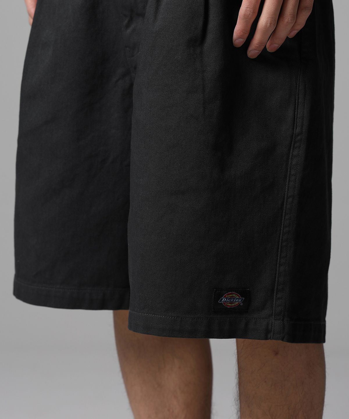 디키즈(DICKIES) 가먼트 다이드 원턱 트윌 쇼츠 Black