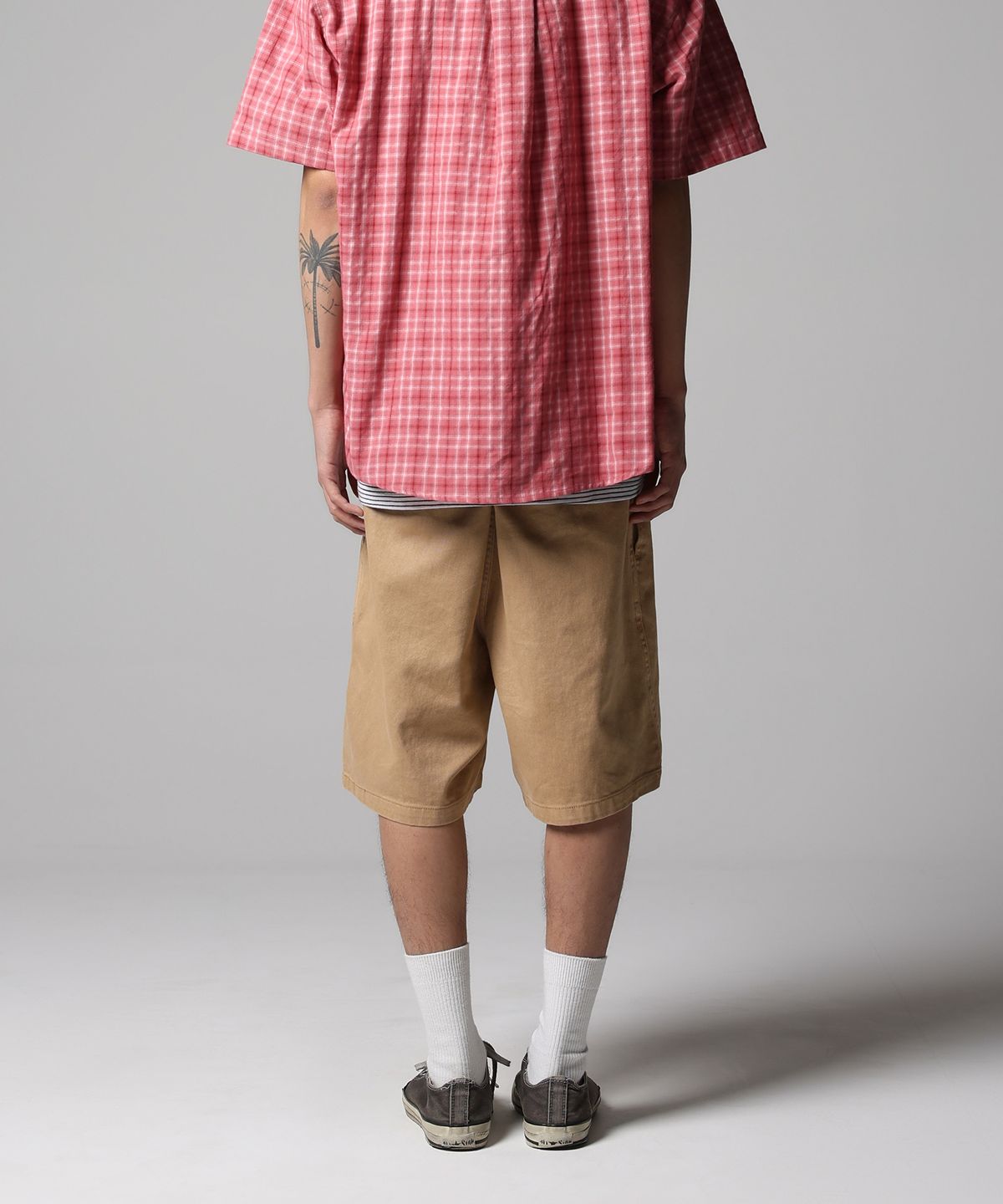 디키즈(DICKIES) 가먼트 다이드 원턱 트윌 쇼츠 Khaki