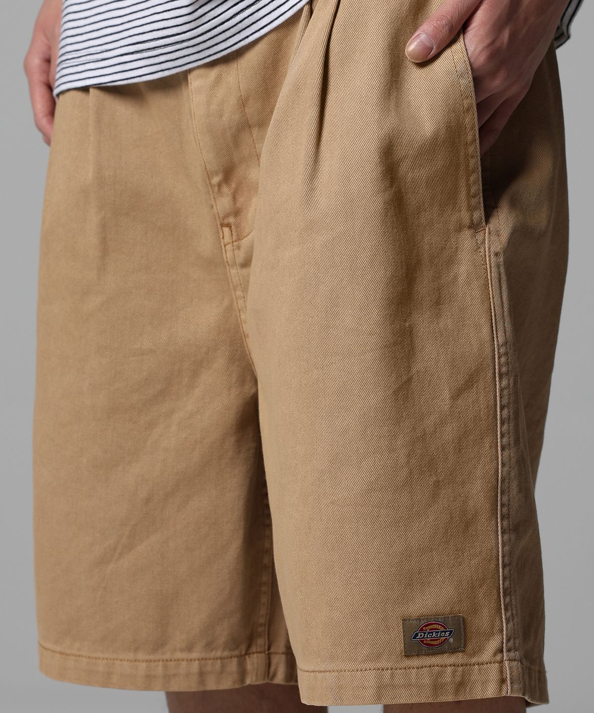 디키즈(DICKIES) 가먼트 다이드 원턱 트윌 쇼츠 Khaki