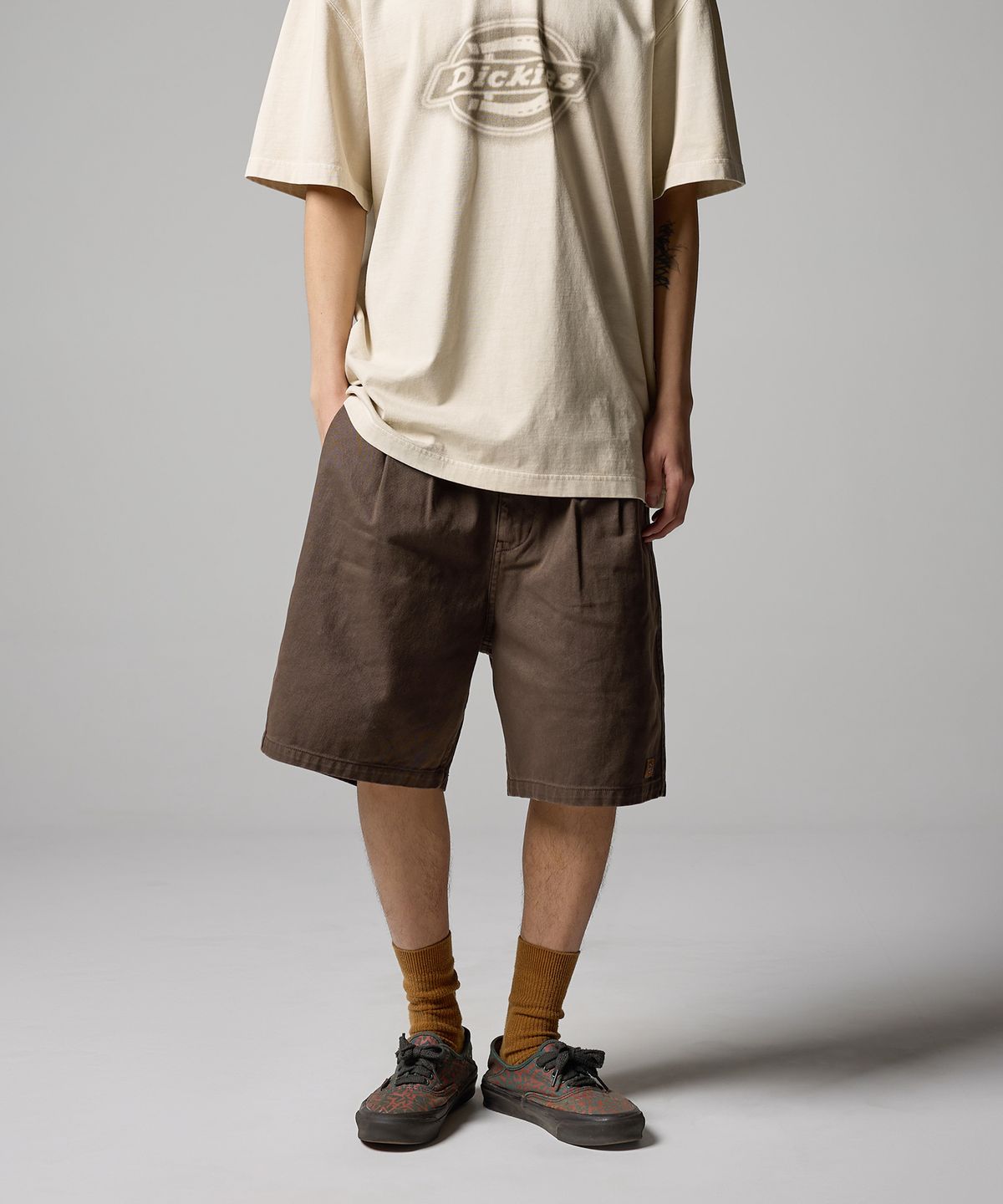 디키즈(DICKIES) 가먼트 다이드 원턱 트윌 쇼츠 Brown
