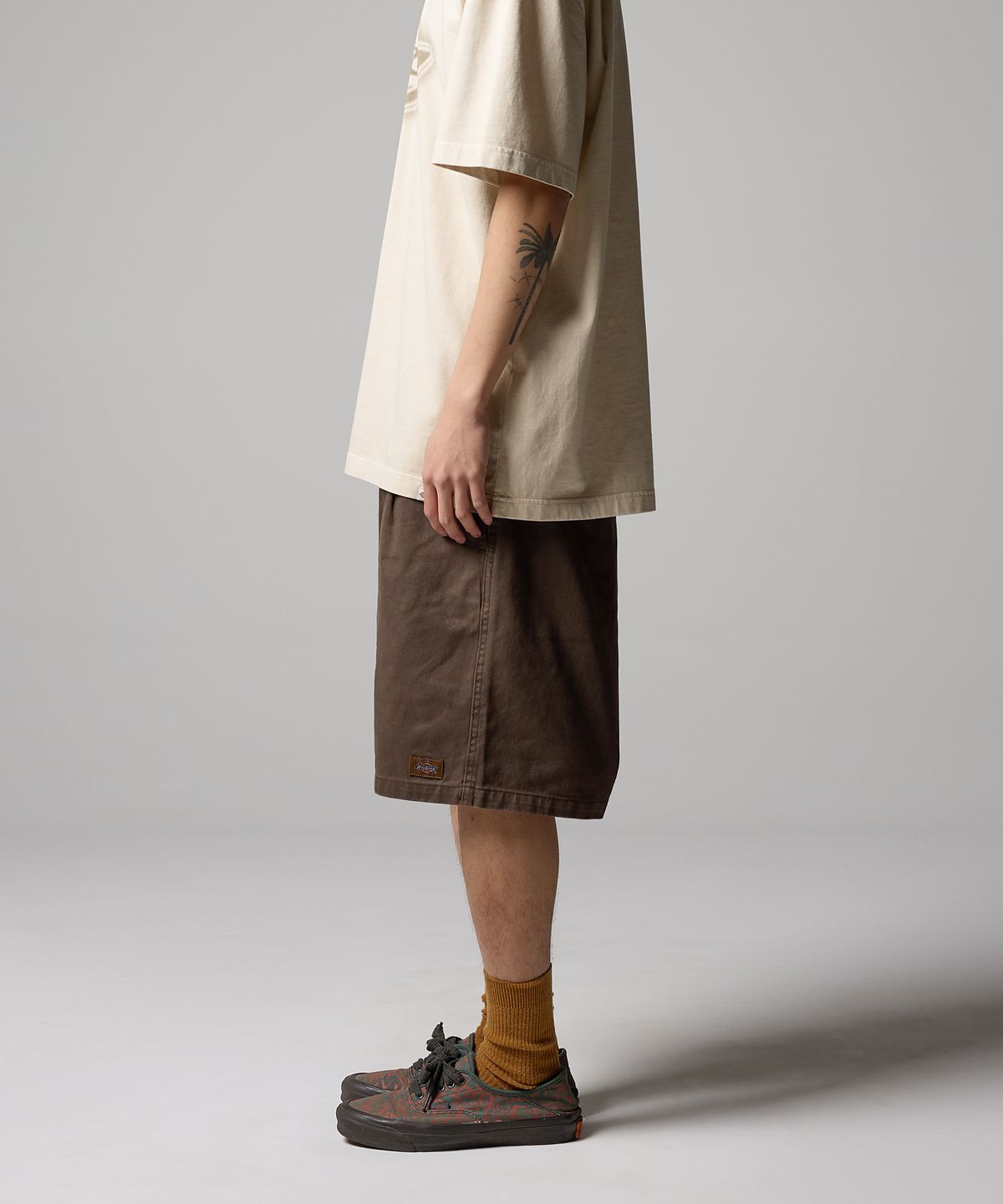 디키즈(DICKIES) 가먼트 다이드 원턱 트윌 쇼츠 Brown