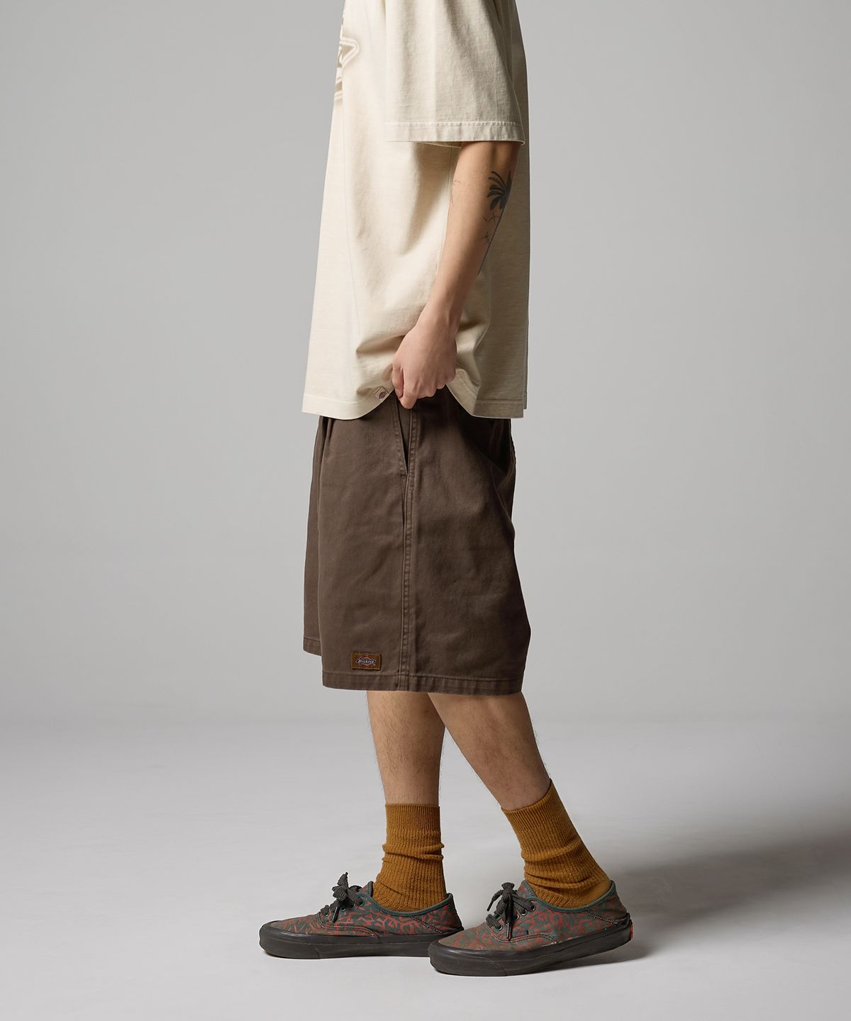 디키즈(DICKIES) 가먼트 다이드 원턱 트윌 쇼츠 Brown