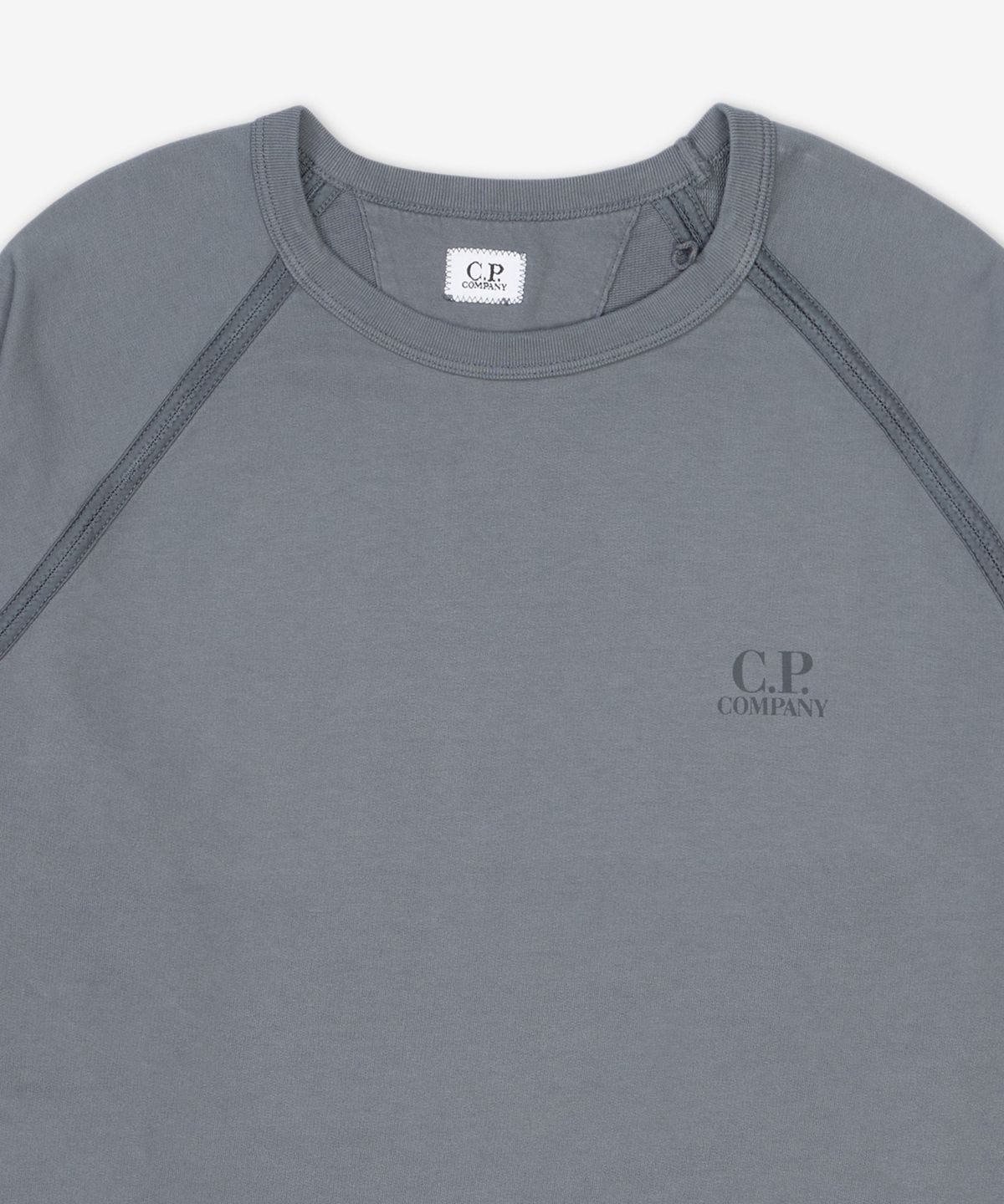 씨피 컴퍼니(CP Company) 라이트 플리스 로고 크루넥 맨투맨 - 스모크 펄 / 18CMSS038A002246G935