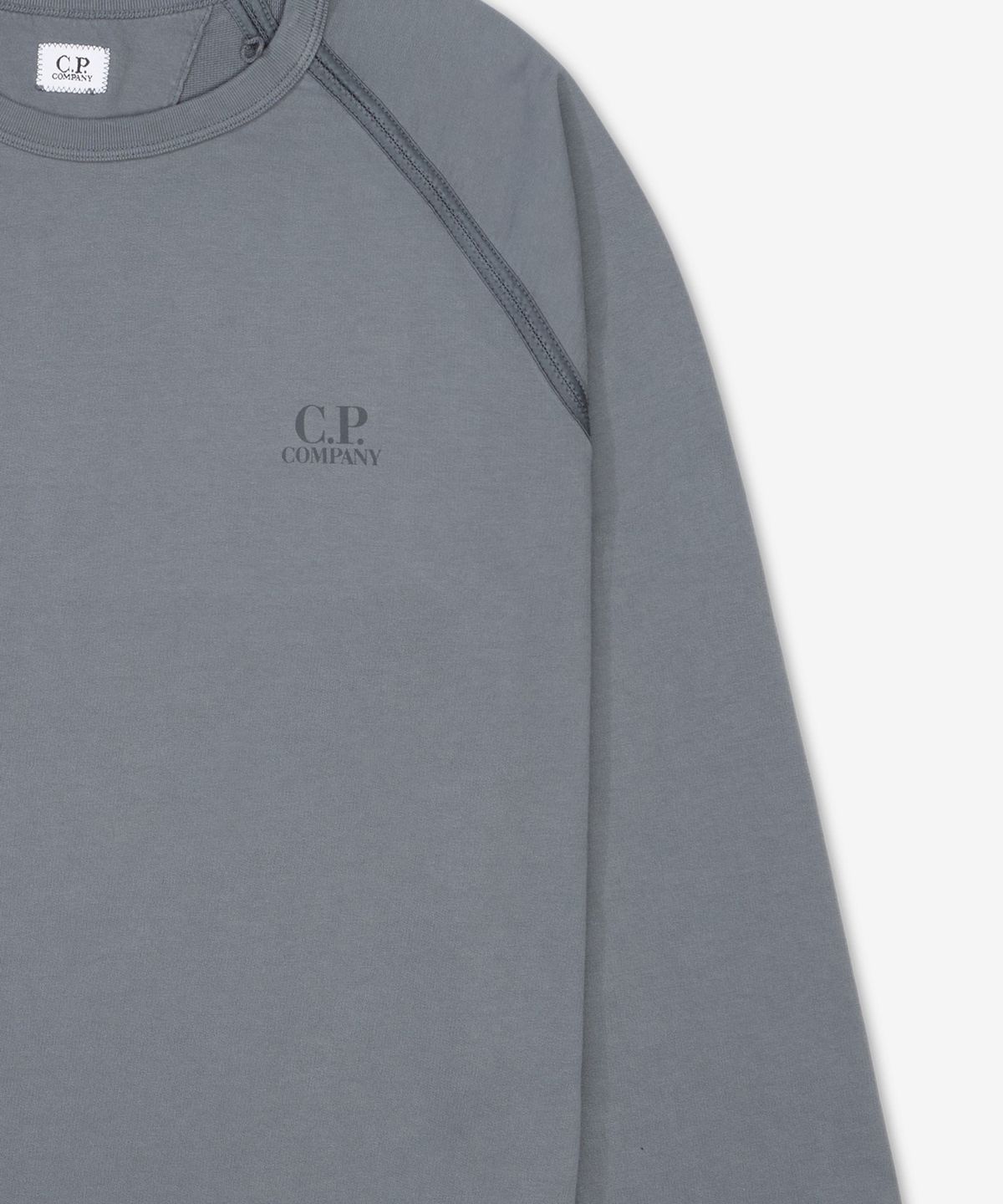 씨피 컴퍼니(CP Company) 라이트 플리스 로고 크루넥 맨투맨 - 스모크 펄 / 18CMSS038A002246G935
