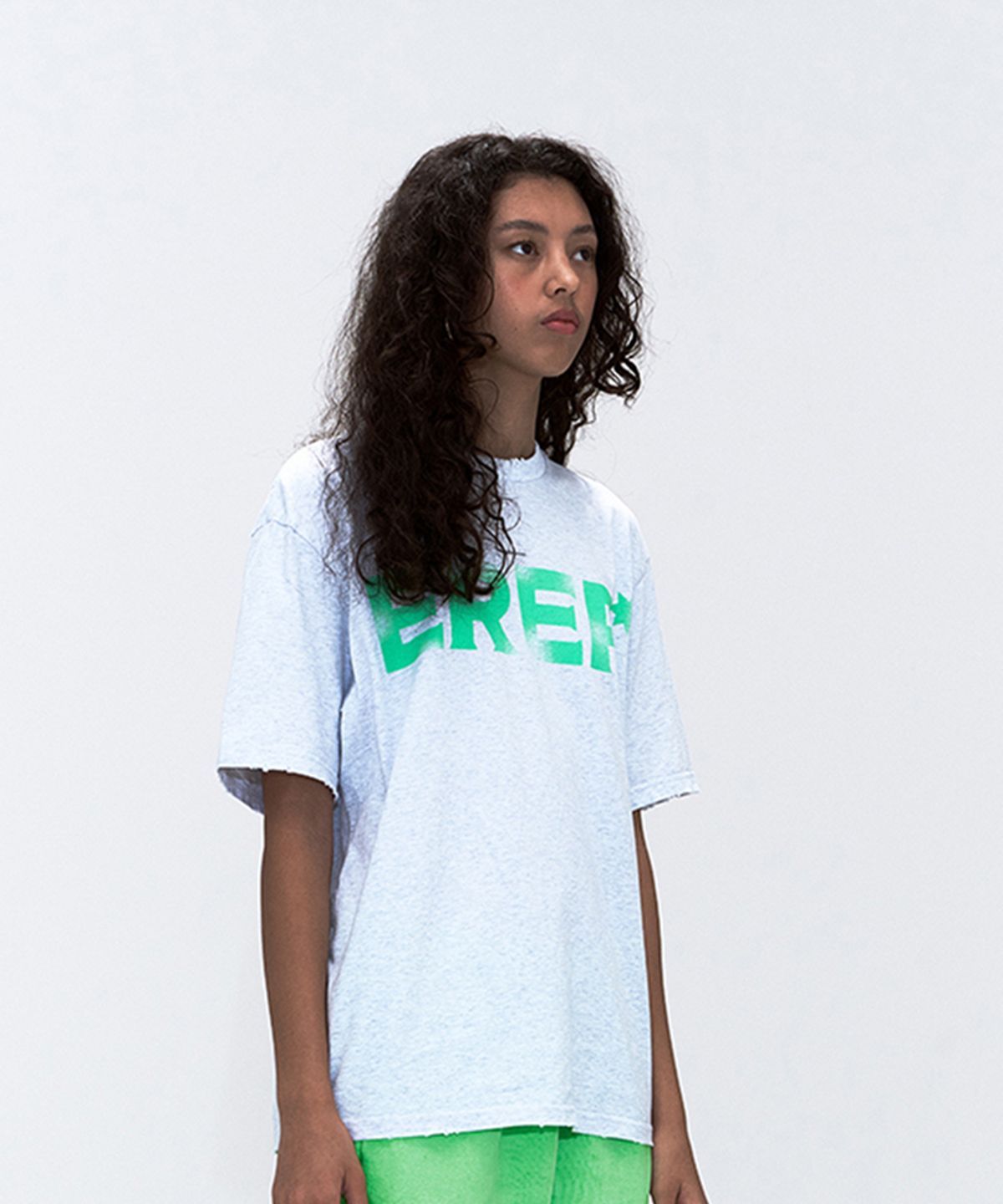 에르에르(ERER) [UN] ERER Neon Graffiti T-Shirt Light Gray