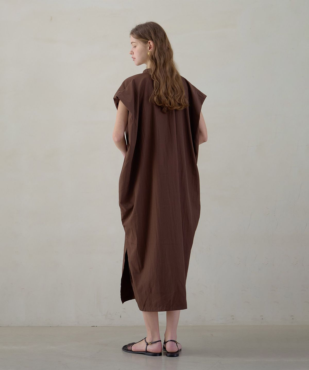 아템포(ATEMPO) NOCOLLAR SHIRT LONG ONEPIECE_brown