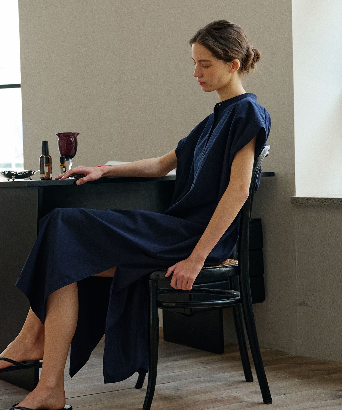아템포(ATEMPO) NOCOLLAR SHIRT LONG ONEPIECE_navy