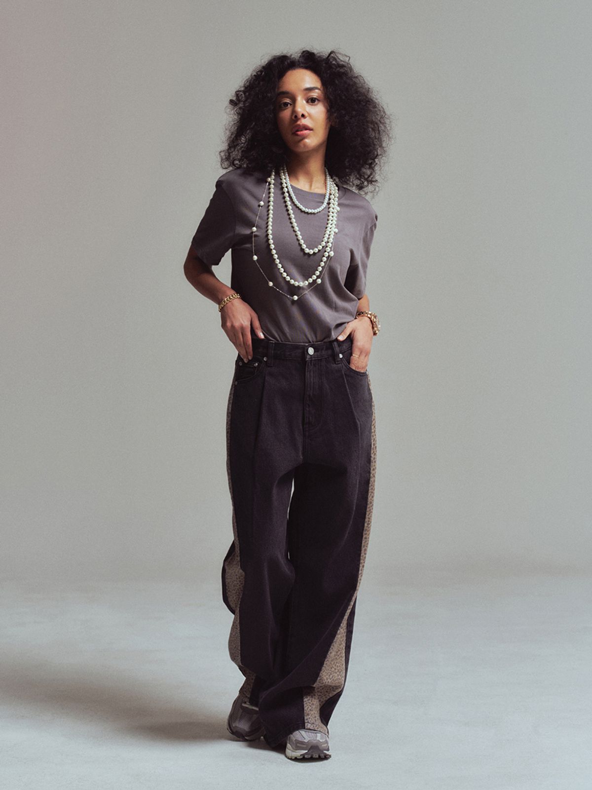 에르에르(ERER) Woman standad Hokulani t-shirt Charcoal