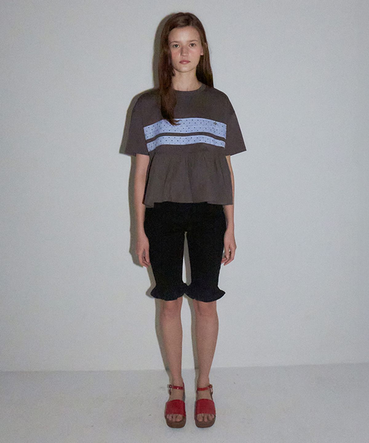 론론(RONRON) PATCHWORK RUFFLE SHORT SLEEVE T SHIRT CHARCOAL