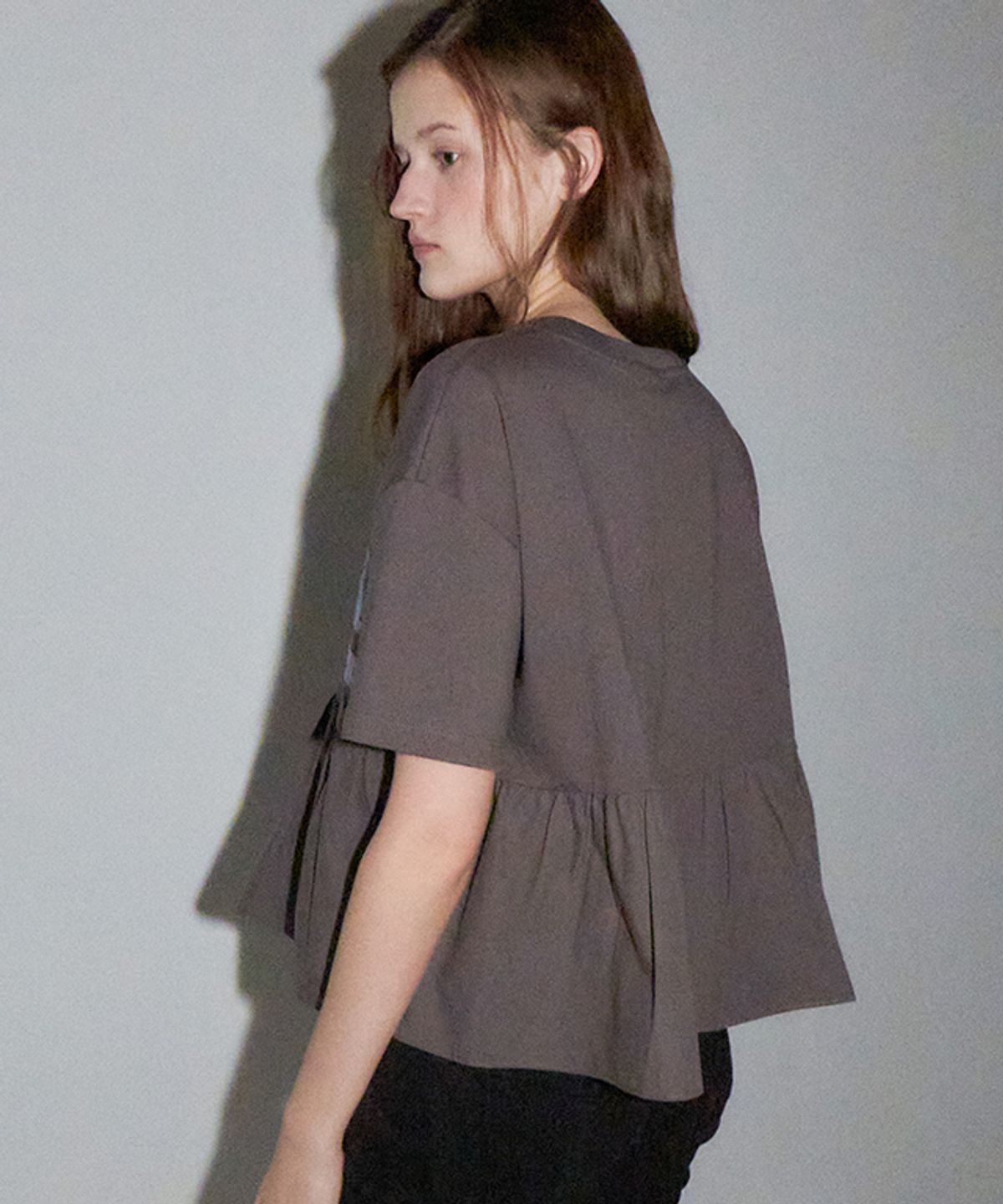 론론(RONRON) PATCHWORK RUFFLE SHORT SLEEVE T SHIRT CHARCOAL