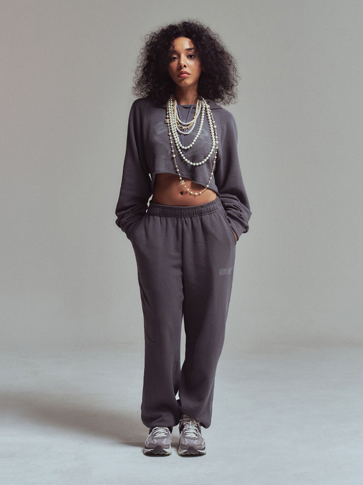 에르에르(ERER) Vintage printed jogger pants Charcoal