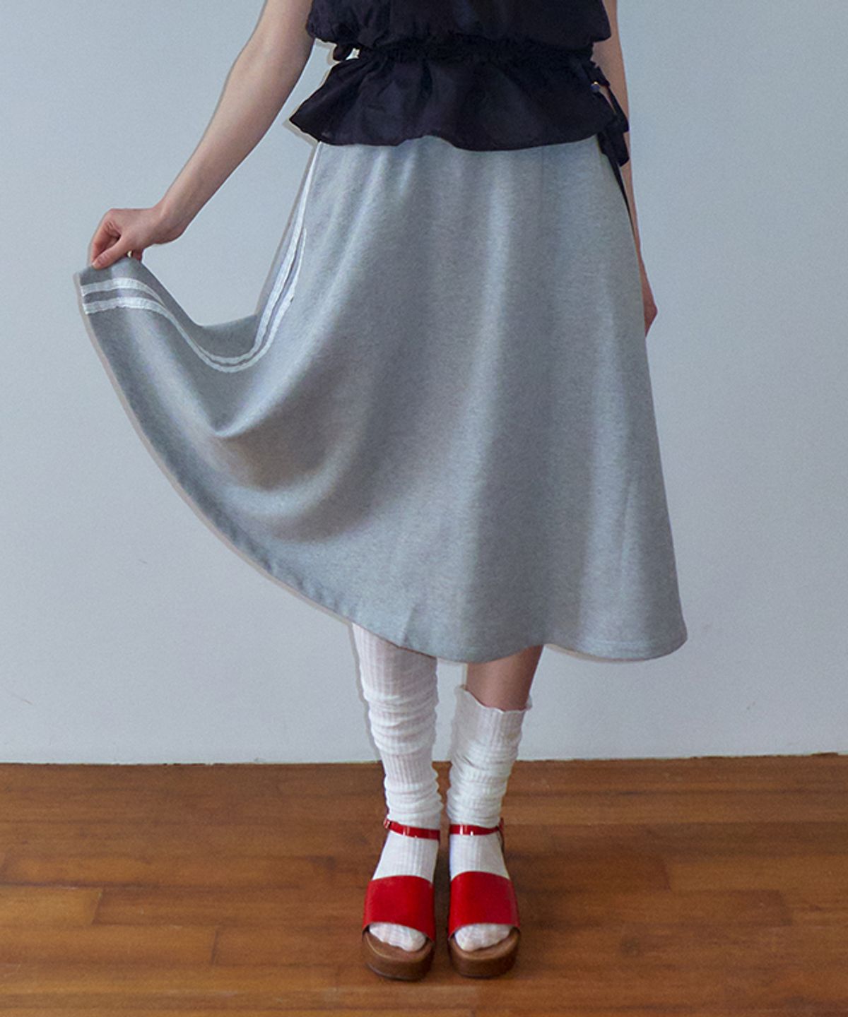 론론(RONRON) HEART PENDANT LACE TRACK LINE FLARE MAXI SKIRT GREY