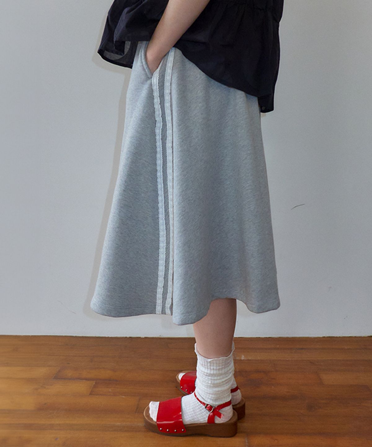 론론(RONRON) HEART PENDANT LACE TRACK LINE FLARE MAXI SKIRT GREY