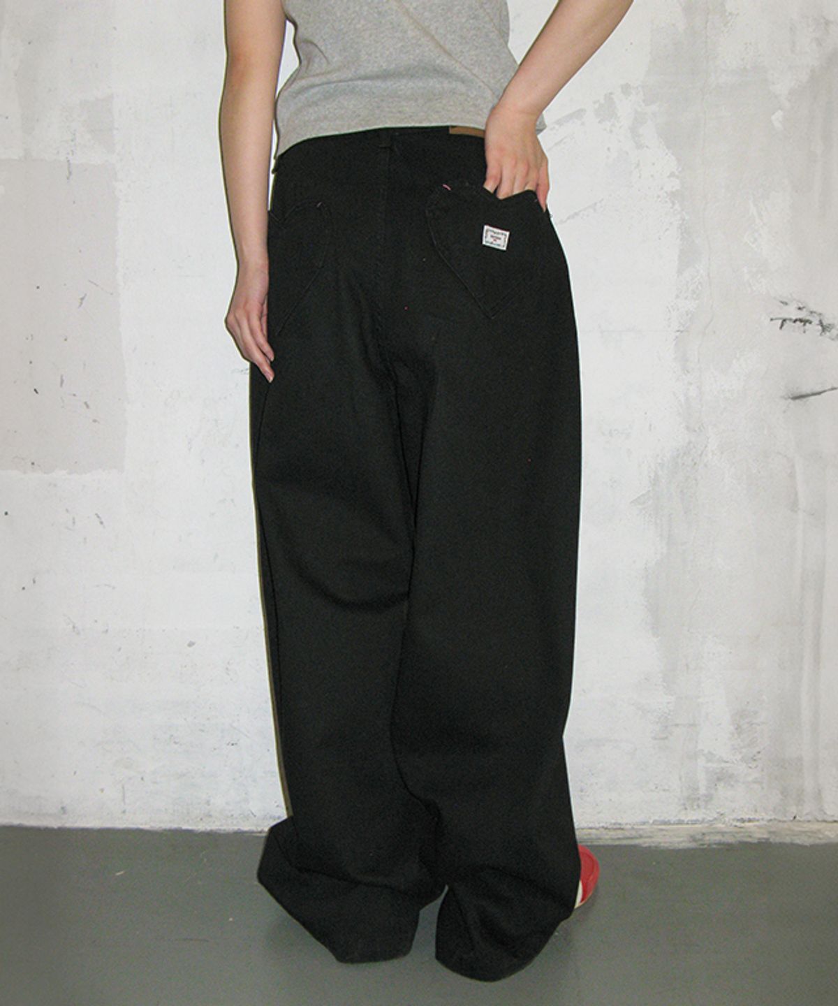 론론(RONRON) BACK HEART STITCH POCKET DENIM PANTS BLACK