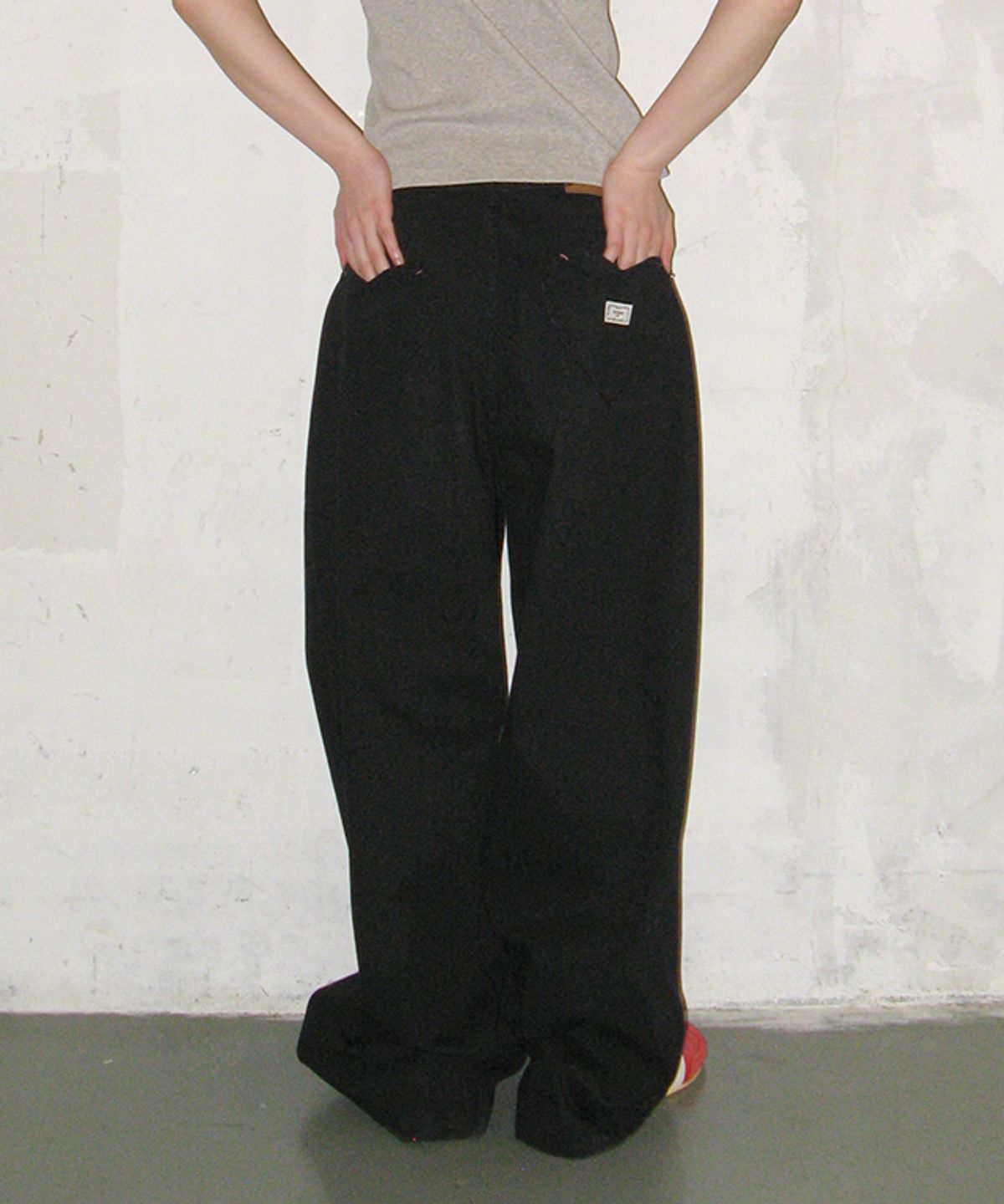 론론(RONRON) BACK HEART STITCH POCKET DENIM PANTS BLACK