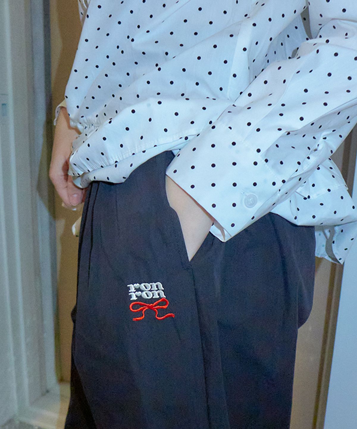 론론(RONRON) POINT EMBROIDERED BANDING PANTS BLACK