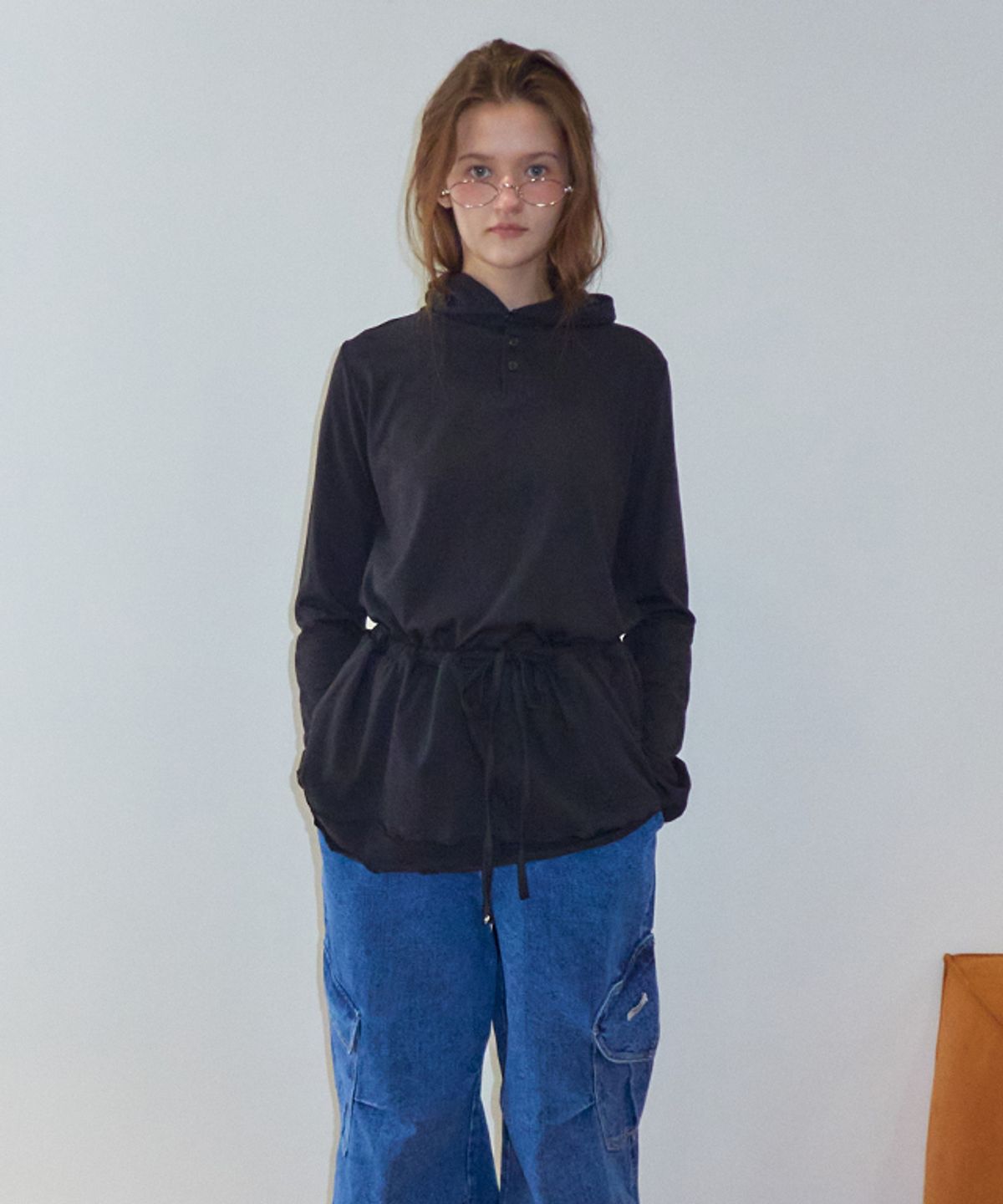 론론(RONRON) DRAWSTRING RUFFLE LAYERED LONG SLEEVE HOODIE DRESS BLACK