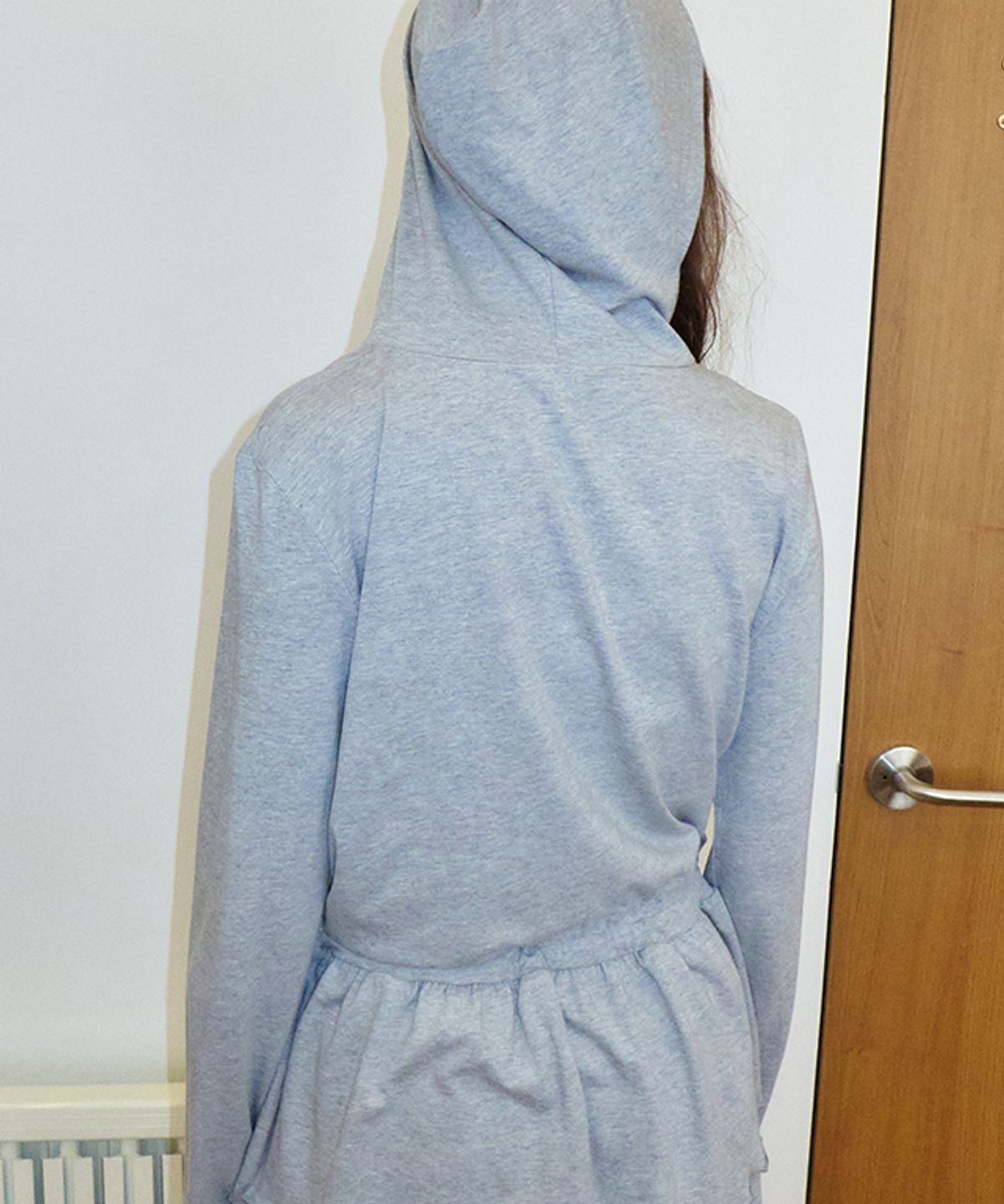 론론(RONRON) DRAWSTRING RUFFLE LAYERED LONG SLEEVE HOODIE DRESS GREY