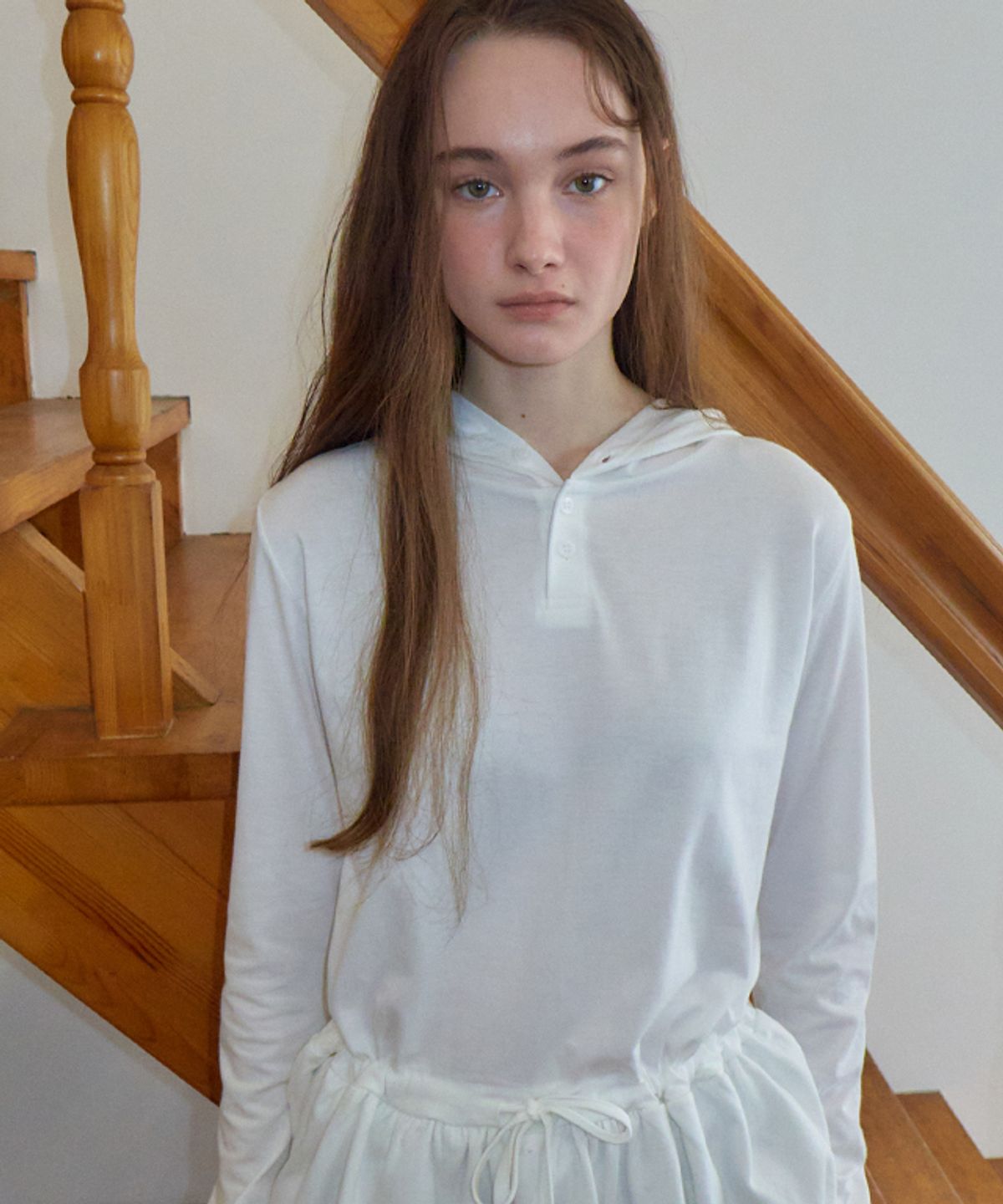 론론(RONRON) DRAWSTRING RUFFLE LAYERED LONG SLEEVE HOODIE DRESS WHITE