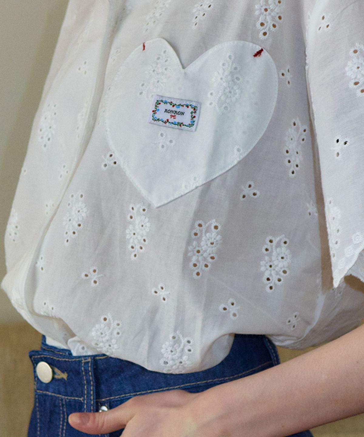 론론(RONRON) COTTON EYELET SCALLOP STITCH HEART POCKET SHORT SHIRT WHITE