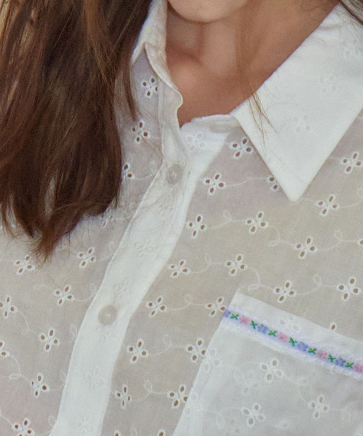 론론(RONRON) FLORAL TRIM POINT EYELET ROLL UP SHIRT WHITE