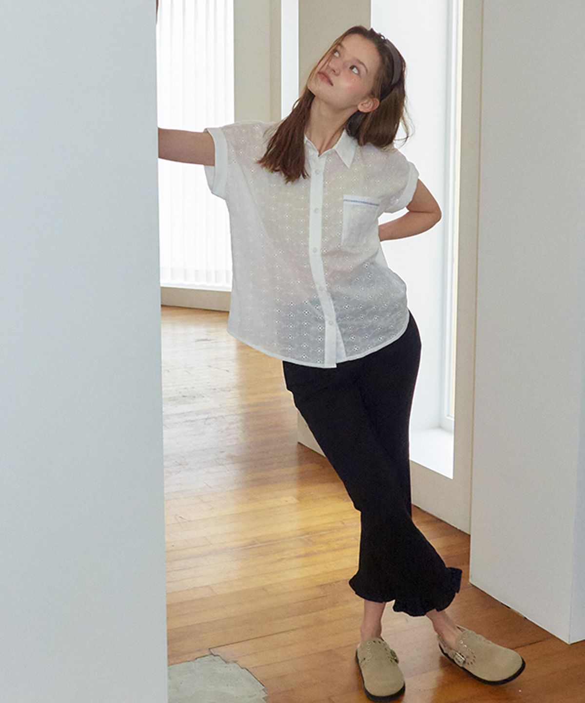 론론(RONRON) FLORAL TRIM POINT EYELET ROLL UP SHIRT WHITE