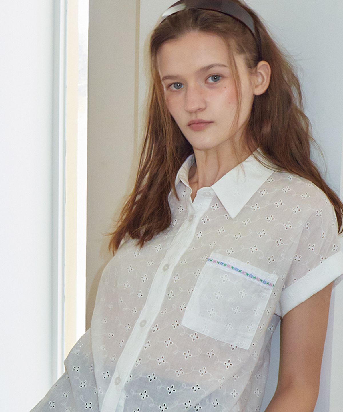 론론(RONRON) FLORAL TRIM POINT EYELET ROLL UP SHIRT WHITE