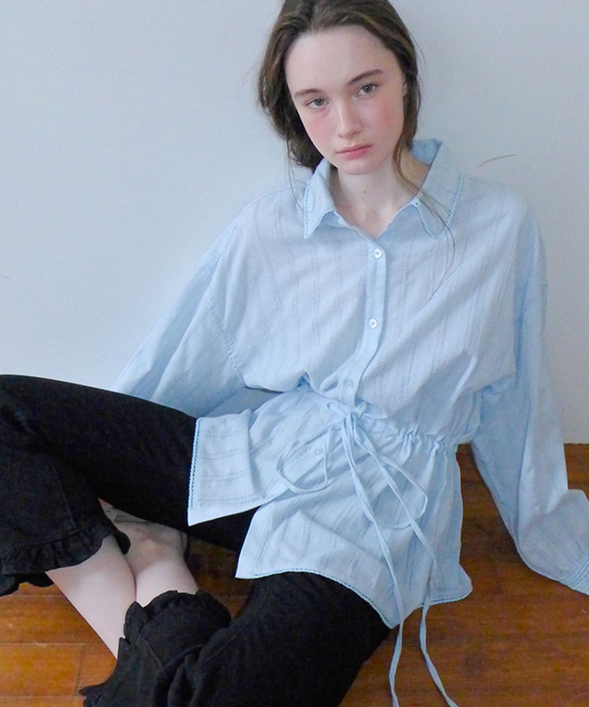 론론(RONRON) DRAWSTRING WAIST TORCHON LACE FRILL SHIRT SOFT BLUE