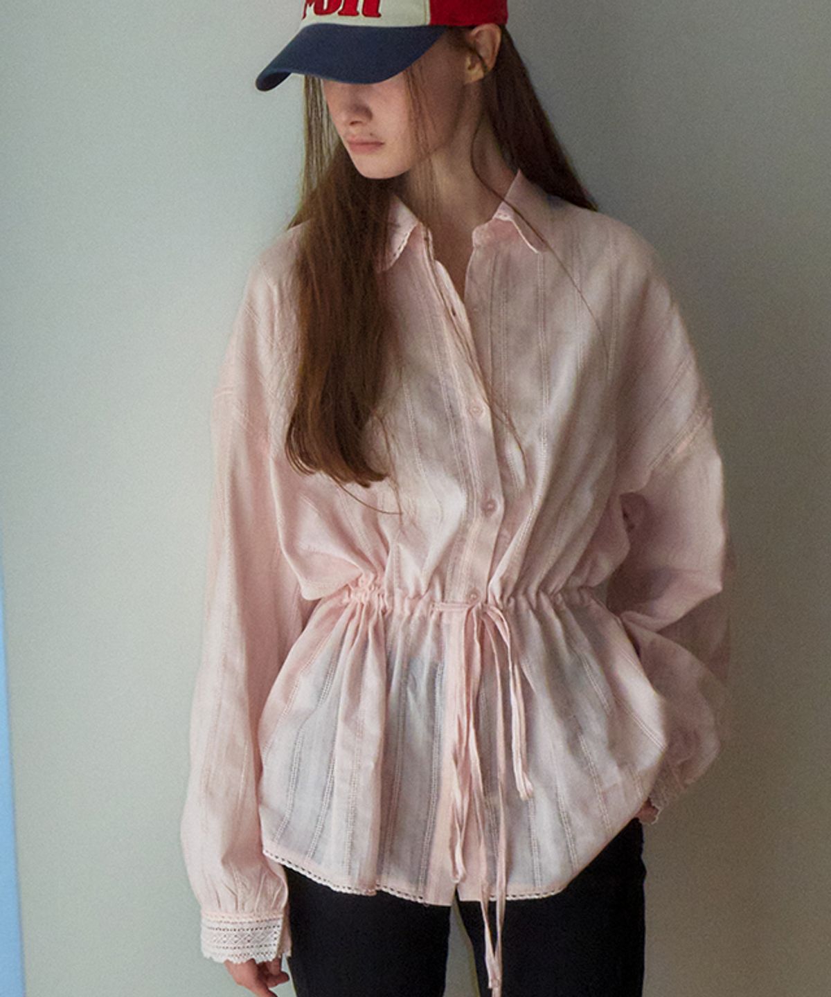 론론(RONRON) DRAWSTRING WAIST TORCHON LACE FRILL SHIRT SOFT PINK