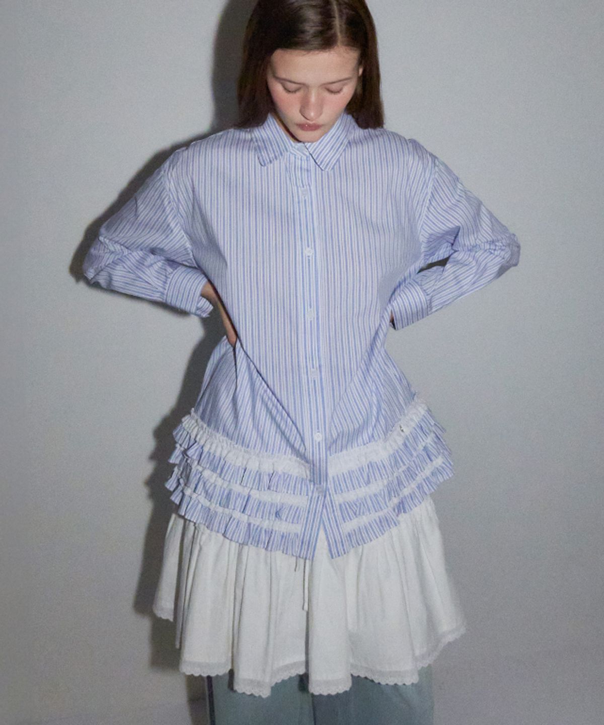 론론(RONRON) LAYERED RUFFLE LACE LONG SHIRT BLUE STRIPE