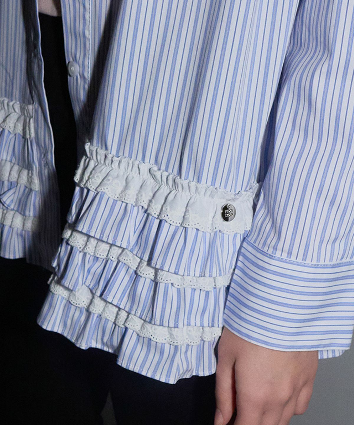 론론(RONRON) LAYERED RUFFLE LACE LONG SHIRT BLUE STRIPE