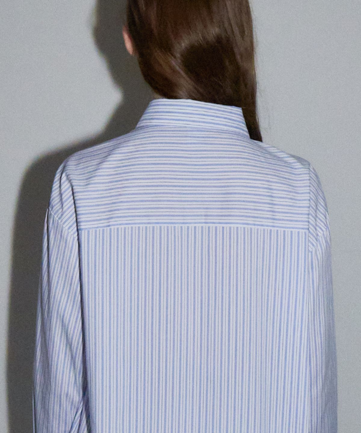 론론(RONRON) LAYERED RUFFLE LACE LONG SHIRT BLUE STRIPE