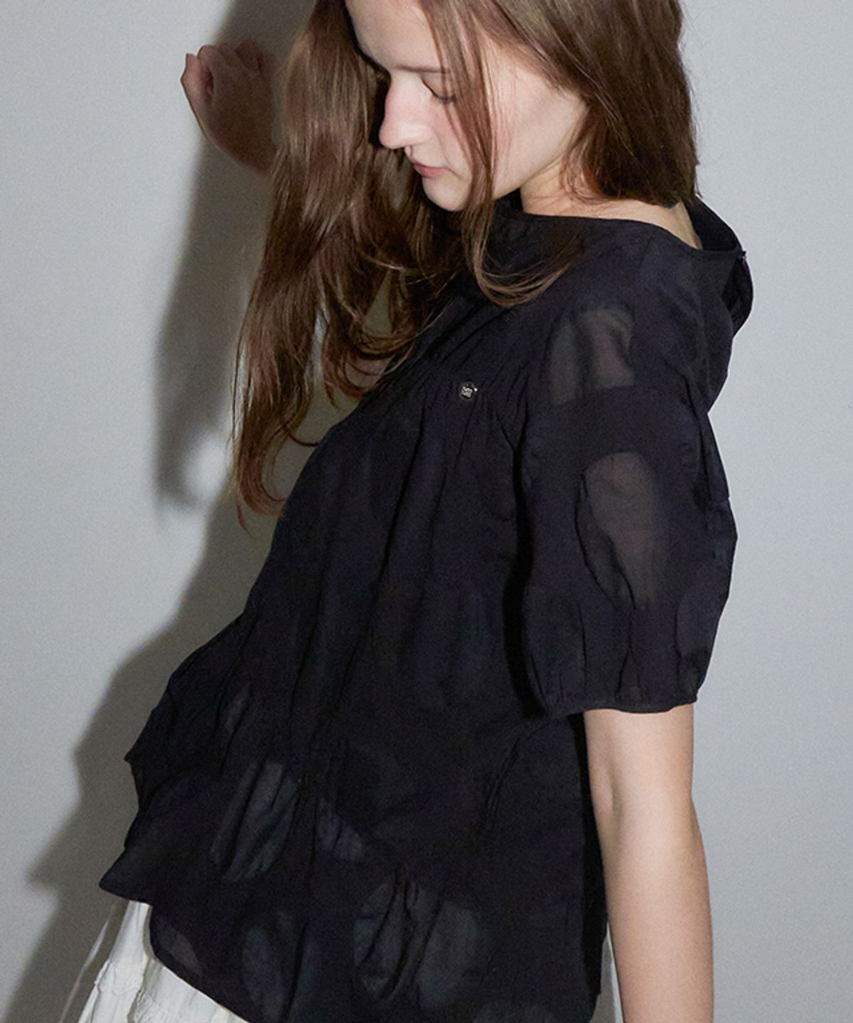 론론(RONRON) AIRY SHIRRING PEPLUM BLOUSE BLACK