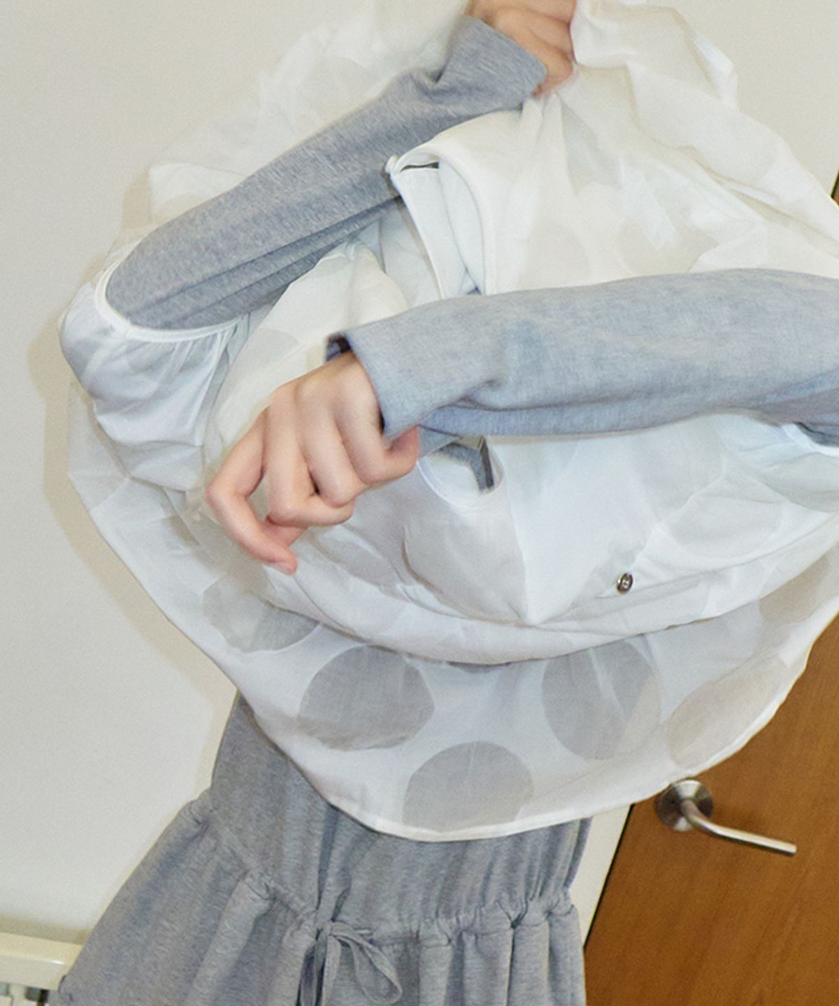 론론(RONRON) AIRY SHIRRING PEPLUM BLOUSE WHITE