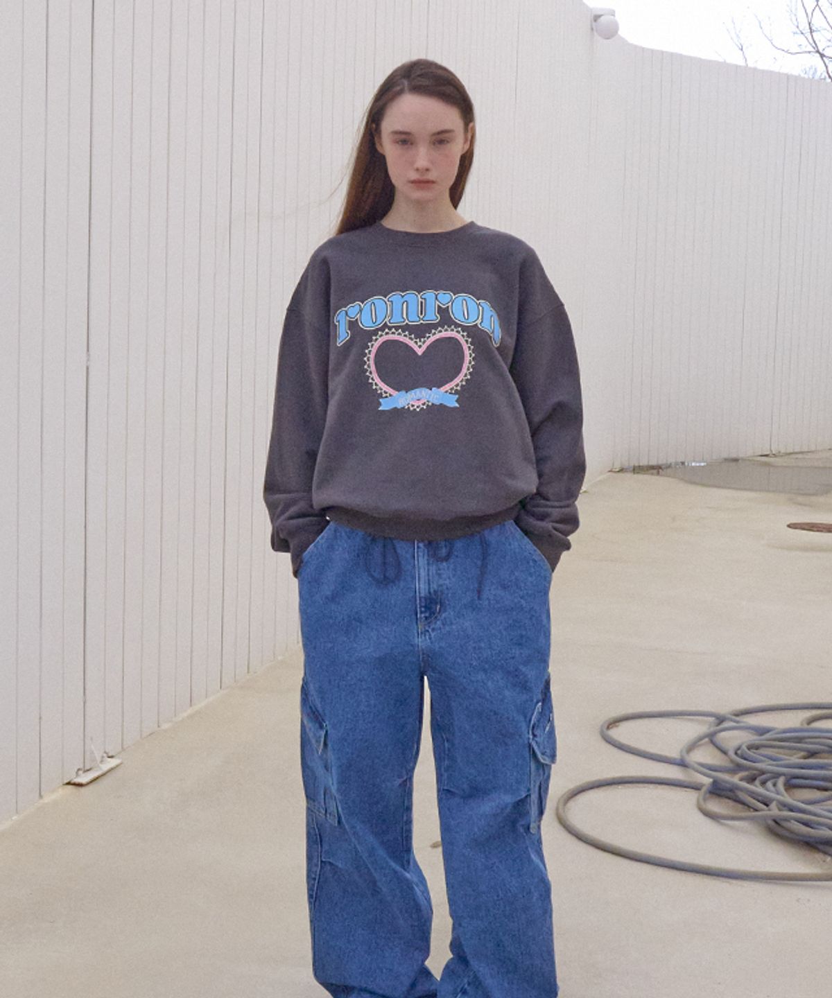 론론(RONRON) LACE HEART GRAPHIC SWEATSHIRTS CHARCOAL